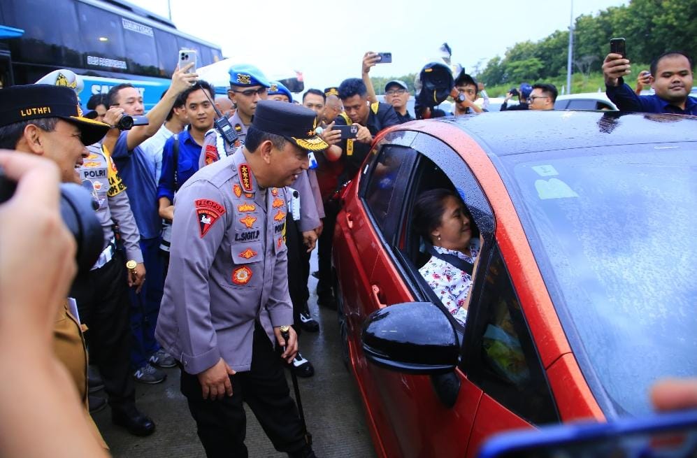 Kapolri Jenderal Polisi Listyo Sigit Prabowo berbincang dengan pemudik di Jawa Tengah pada Jumat (28/3). (Polri) - Image