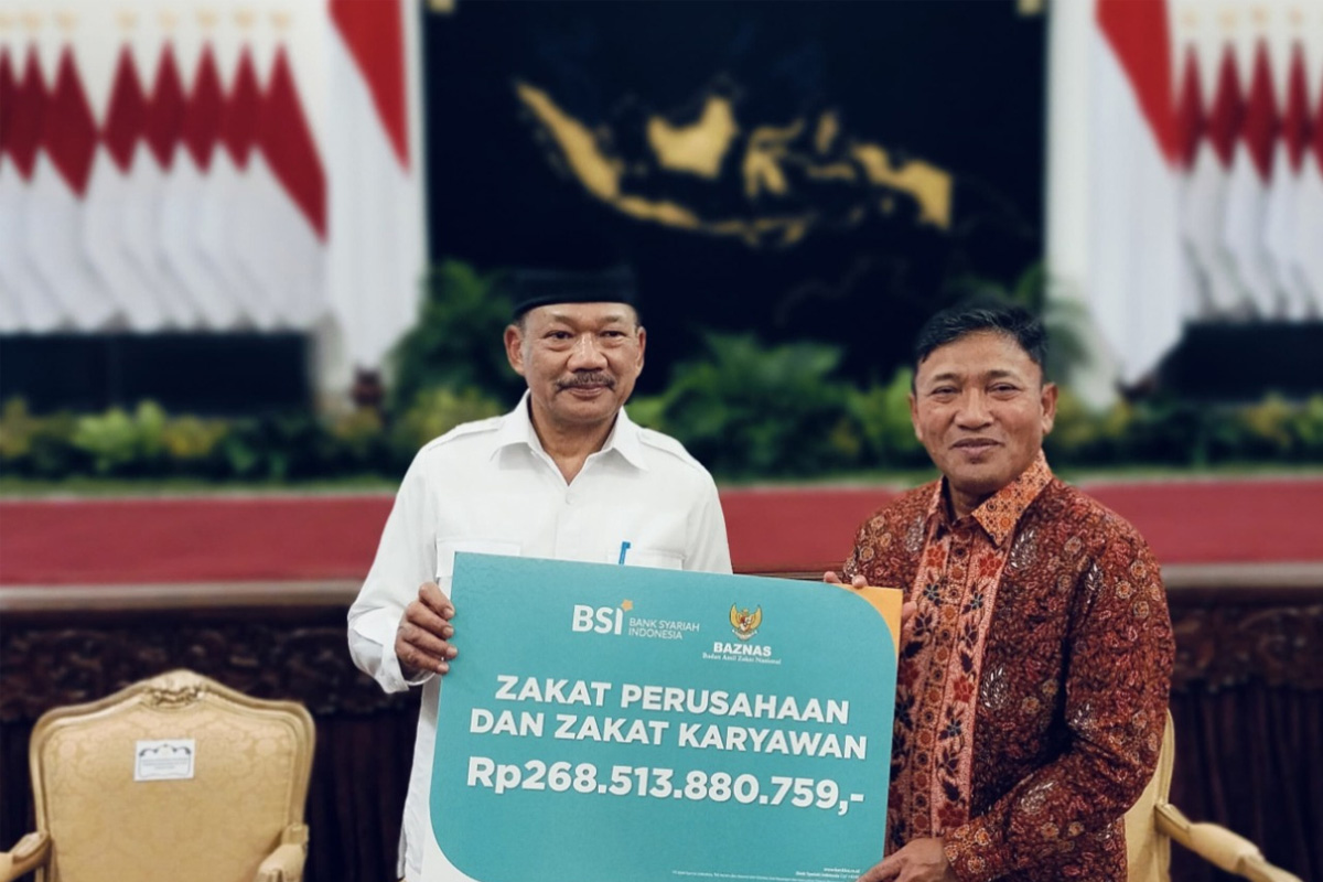 Plt. Dirut BSI Bob T. Ananta secara simbolis menyerahkan zakat kepada Ketua BAZNAS K.H Noor Achmad, dalam acara pelaksanaan zakat bertajuk Cahaya Zakat di Istana Negara, Jakarta, Kamis sore (27/3). - Image