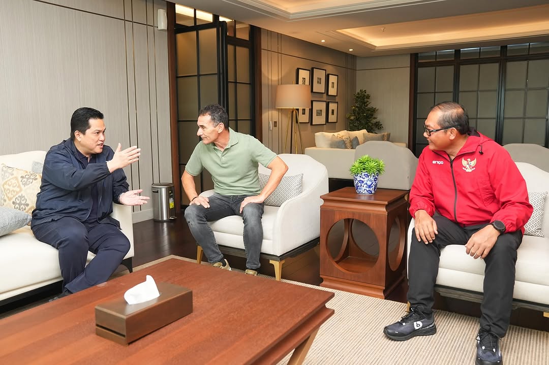 Ketua Umum PSSI, Erick Thohir bertrmu dengan Gerald Vanenburg sebagai pelatih Timnas Indonesia U-23 dan Sumardji selaku Ketua Badan Tim Nasional (BTN) PSSI. (Dok. PSSI) - Image