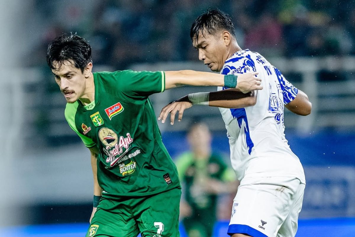 Persebaya Surabaya mendapat sorotan tajam setelah masuk daftar tim dengan jumlah akurasi passing terendah di Liga 1 Indonesia musim 2024/2025. (Media Persebaya) - Image