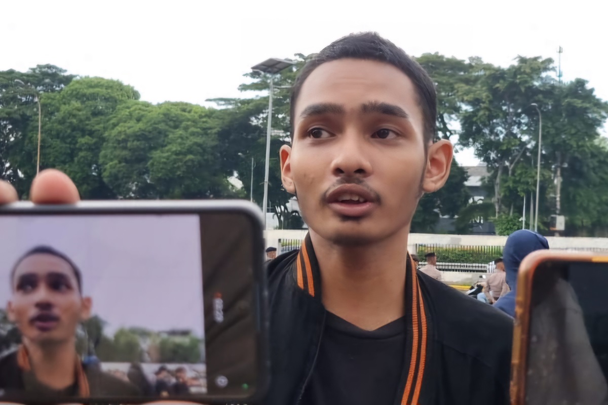 Nett, massa aksi perwakilan Wota alias fans JKT48, mengikuti demonstrasi di gedung DPR RI, Kamis (27/3). (Ryandi Zahdomo/JawaPos.com) - Image