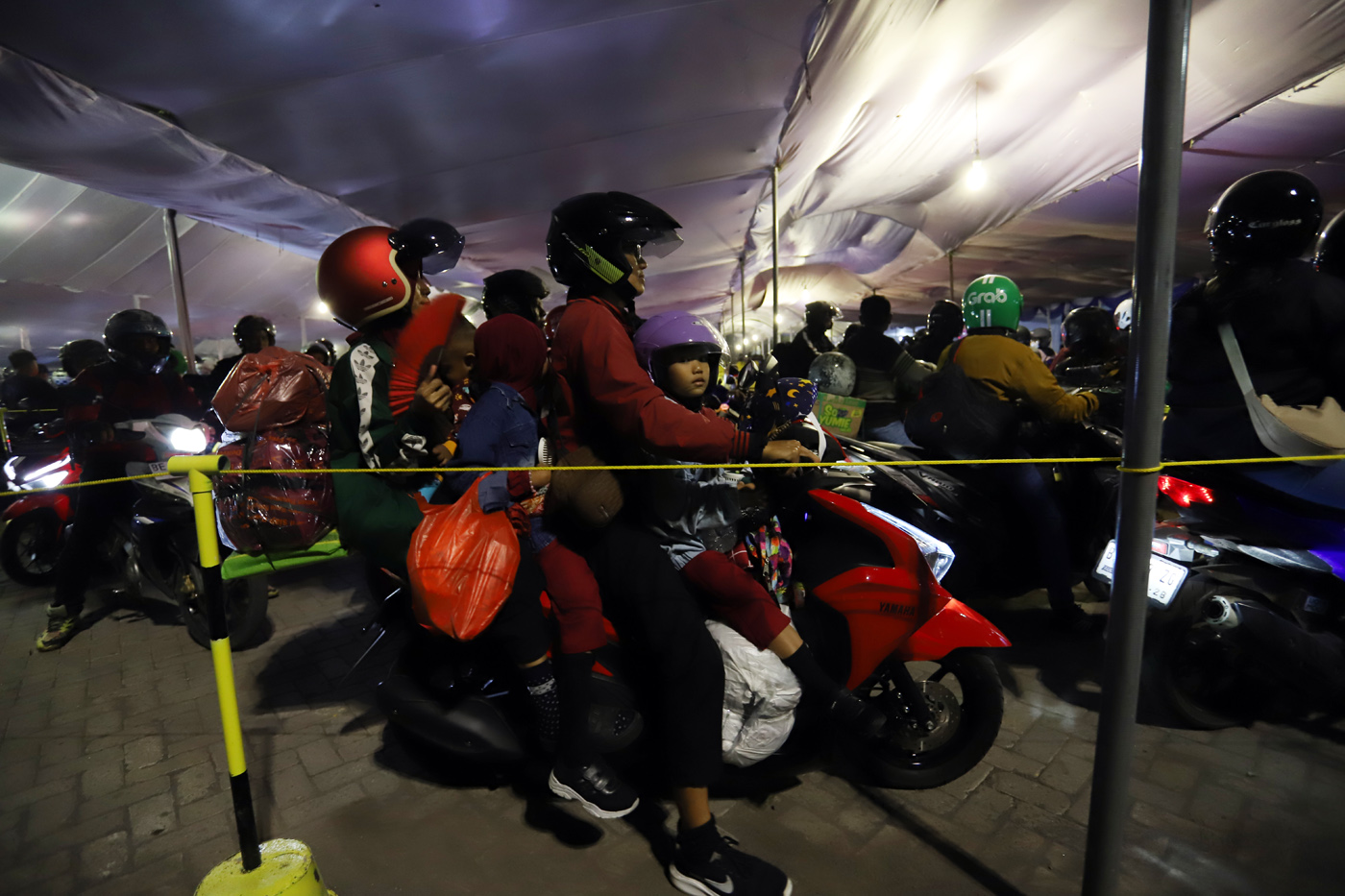 Ribuan pemudik sepeda motor antre menunggu giliran masuk kapal di Pelabuhan Pelindo Ciwandan. - Image