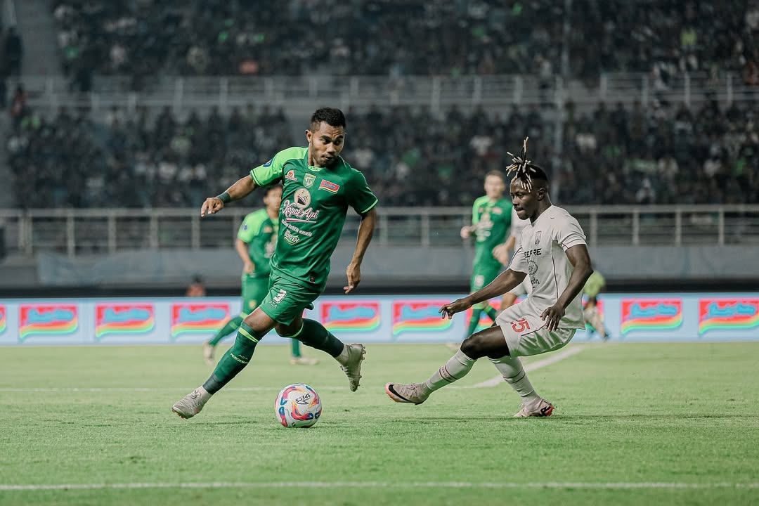 Ardi Idrus menjadi salah satu pilar penting di lini pertahanan Persebaya Surabaya. (Media Persebaya) - Image
