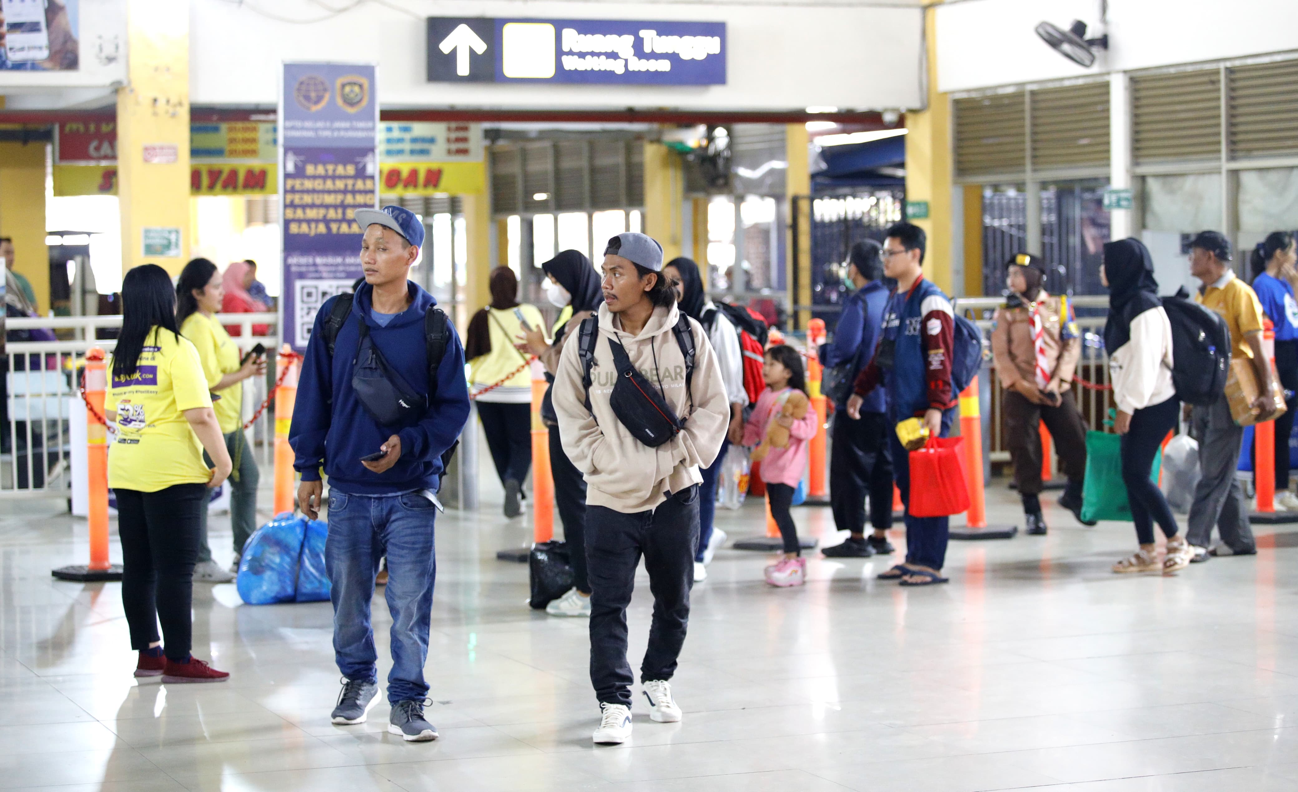 Suasana di Terminal Purabaha yang dipadati pemudik di puncak arus mudik hari ini, Jumat (28/3). (Angger Bondan / Jawa Pos) - Image