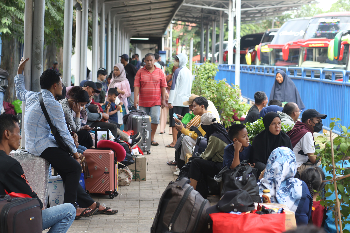Sejumlah pemudik menunggu waktu keberangkatan bus di Terminal Poris Plawad, Kota Tangerang, Banten,