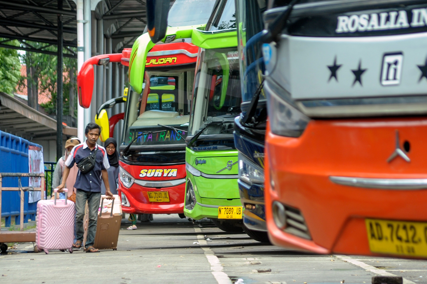 Sejumlah pemudik menunggu waktu keberangkatan bus di Terminal Poris Plawad, Kota Tangerang, Banten,
