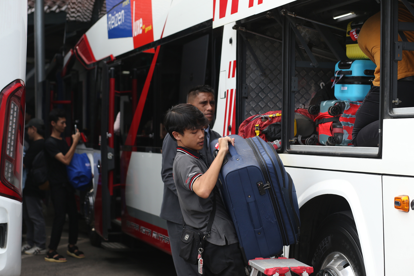 Sejumlah pemudik menunggu waktu keberangkatan bus di Terminal Poris Plawad, Kota Tangerang, Banten,