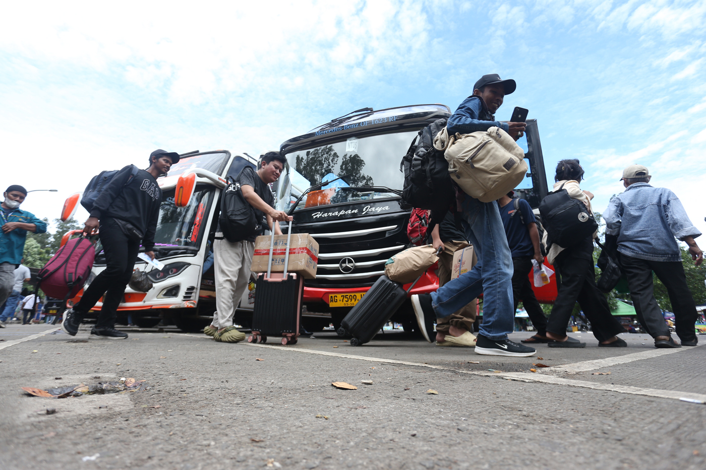 Sejumlah pemudik menunggu waktu keberangkatan bus di Terminal Poris Plawad, Kota Tangerang, Banten,