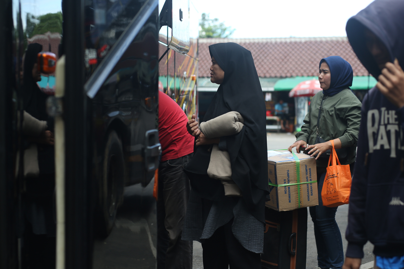 Sejumlah pemudik menunggu waktu keberangkatan bus di Terminal Poris Plawad, Kota Tangerang, Banten,