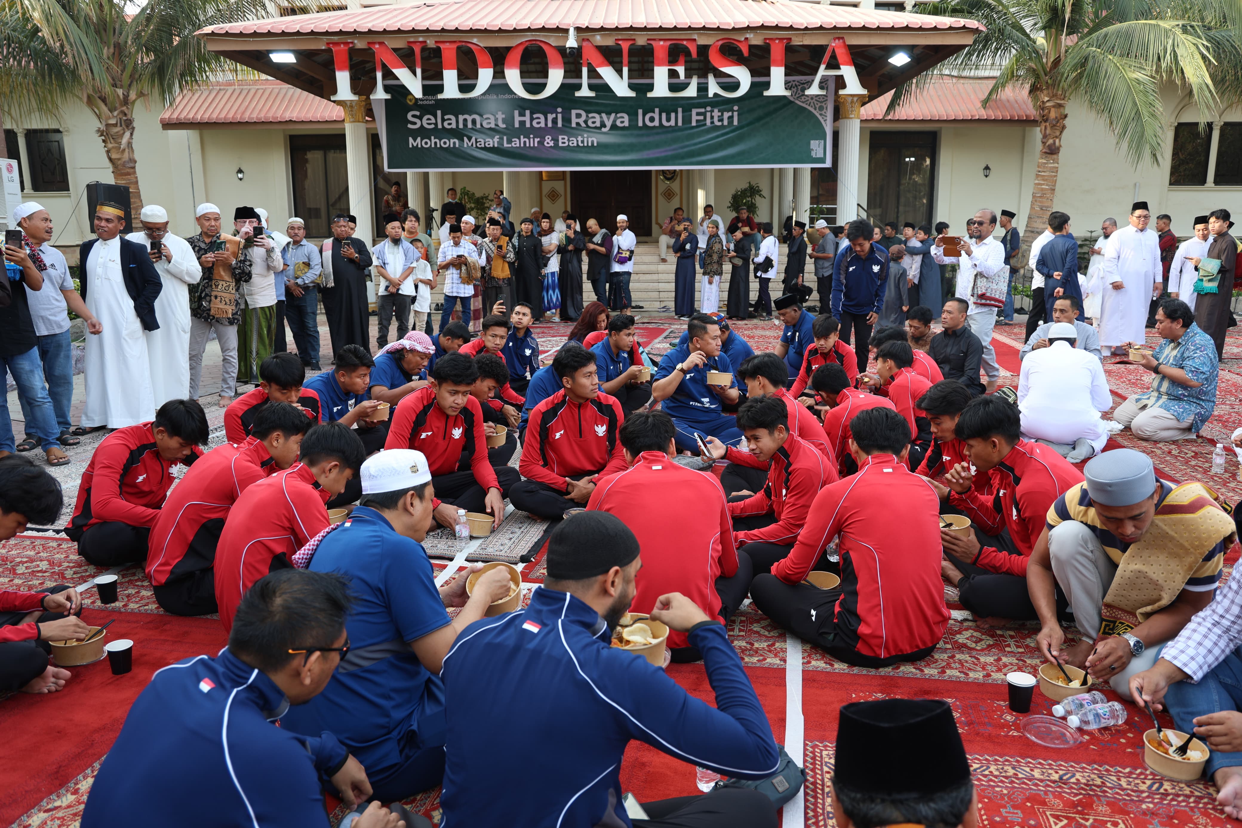 Timns U-17 Indonesia merayakan hari raya Idul Fitri 1446 H di Jeddah, Arab Saudi jelang beraksi di Piala Asia U-17 2025. (Dok: KJRI JEDDAH) - Image