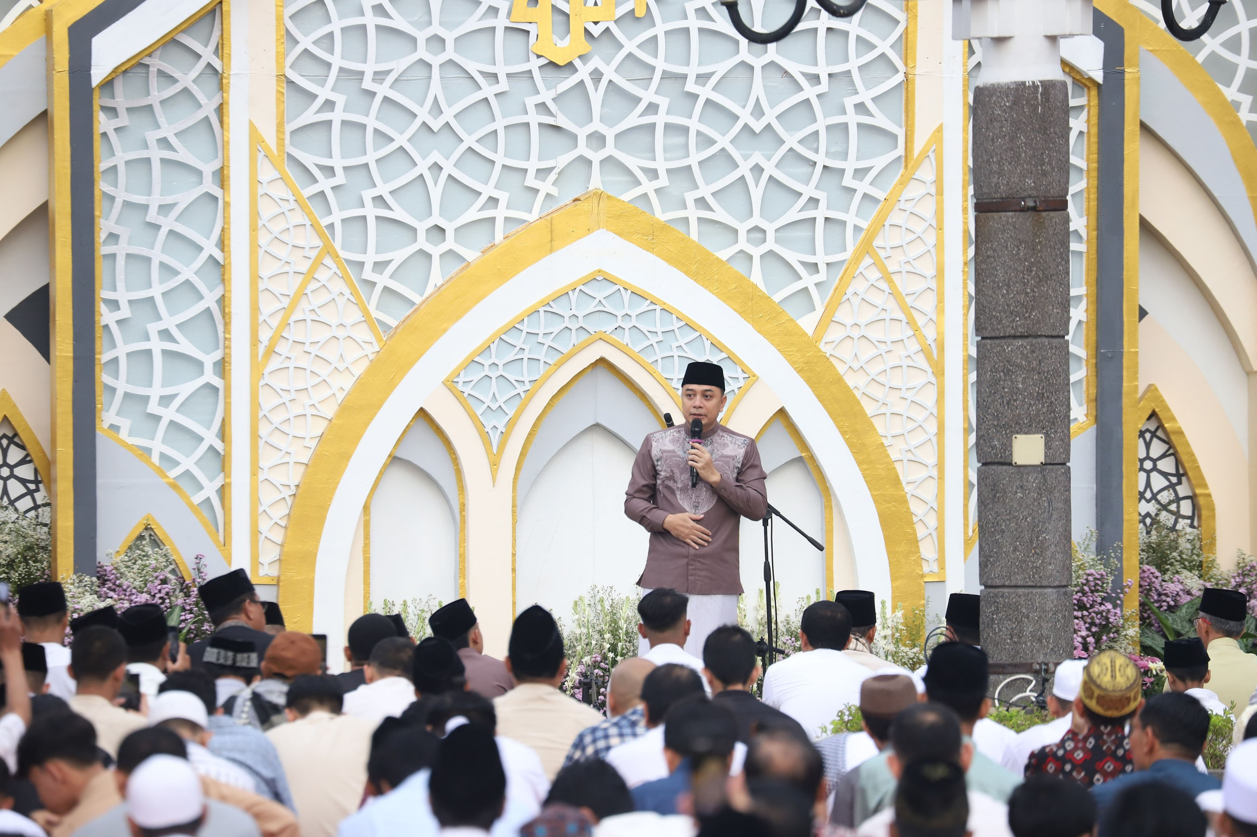 Ribuan warga padati halaman Balai Kota untuk menunaikan Sholat Idul Fitri yang diselenggarakan oleh Pemkot Surabaya. (Humas Pemkot Surabaya) - Image