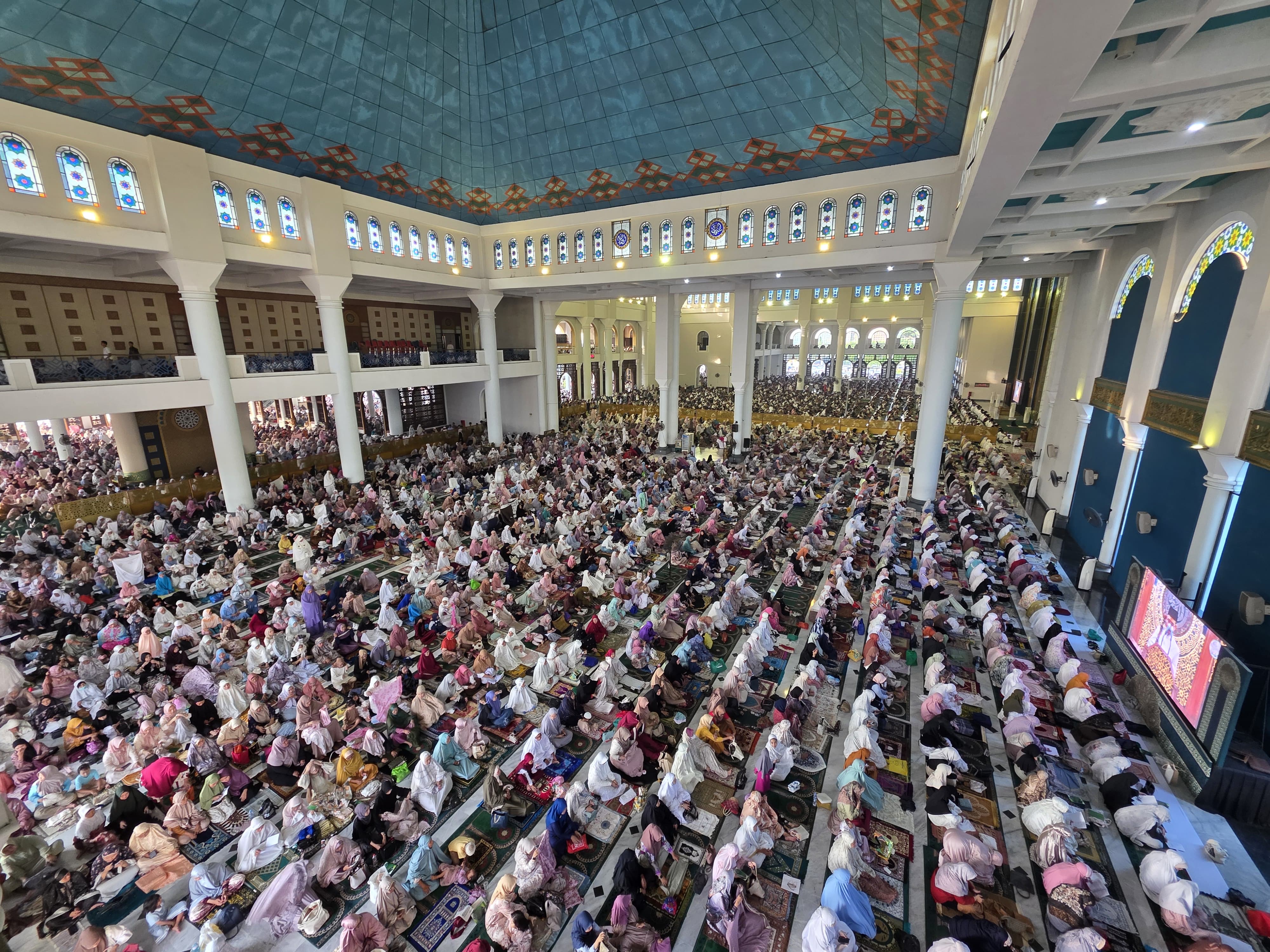 Ribuan warga yang mengikuti sholat Ied di Masjid Al Akbar Surabaya. (Riana Setiawan / Jawa Pos) - Image