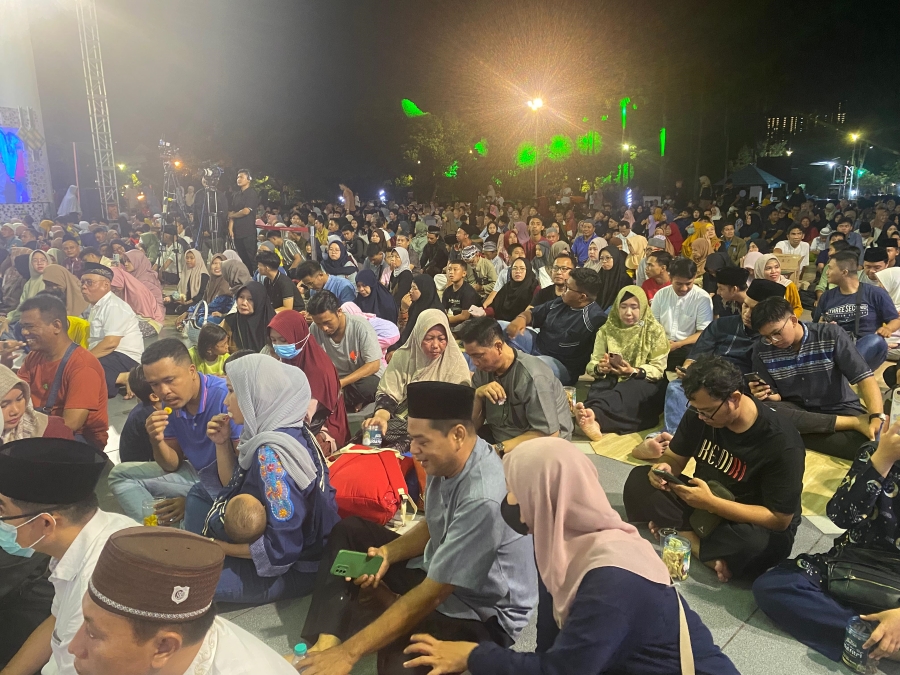 Ribuan umat muslim memadati Masjid Al-Akbar Surabaya pada malam takbir Idul Fitri, Minggu (30/3) malam. (Juliana Christy/JawaPos.com) - Image