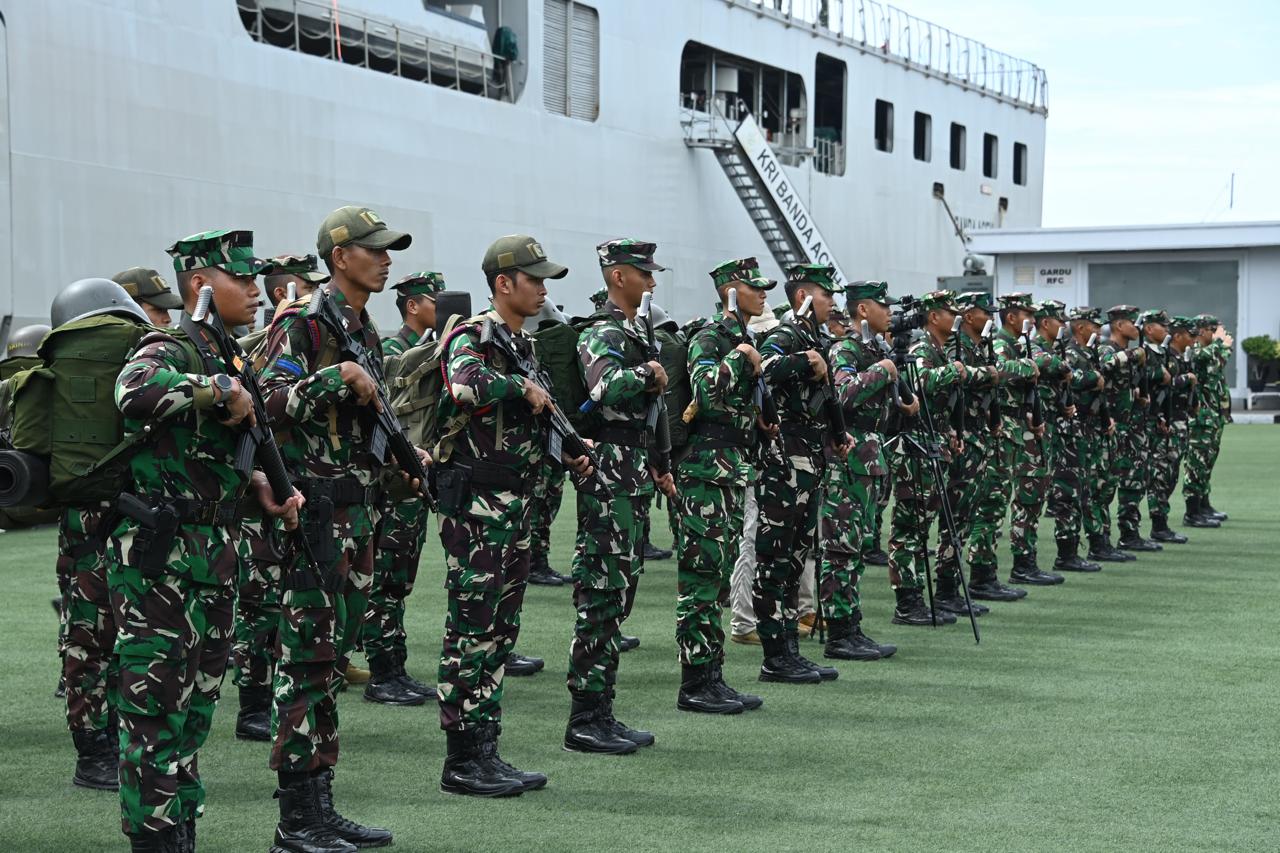 Asisten Operasi KSAL Laksamana Muda TNI Yayan Sofiyan memeriksa kesiapan alutsista dan pasukan untuk dikirim ke Myanmar. (TNI AL) - Image