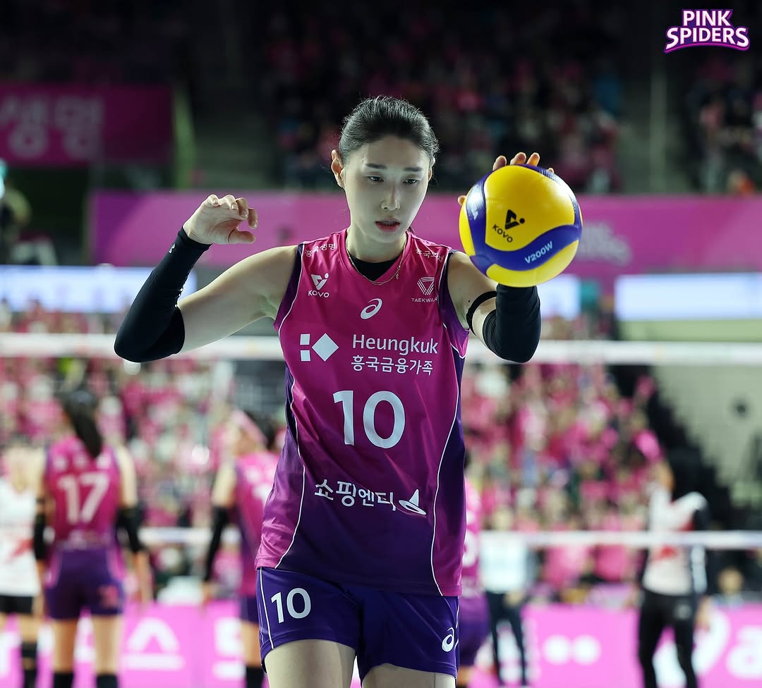 Pemain Pink Spiders, Kim Yeon Koung (10) akan pensiun setelah laga final Liga Voki Korea Selatan 2024/2025 melawan Red Sparks. (Instagram Pink Spiders). - Image