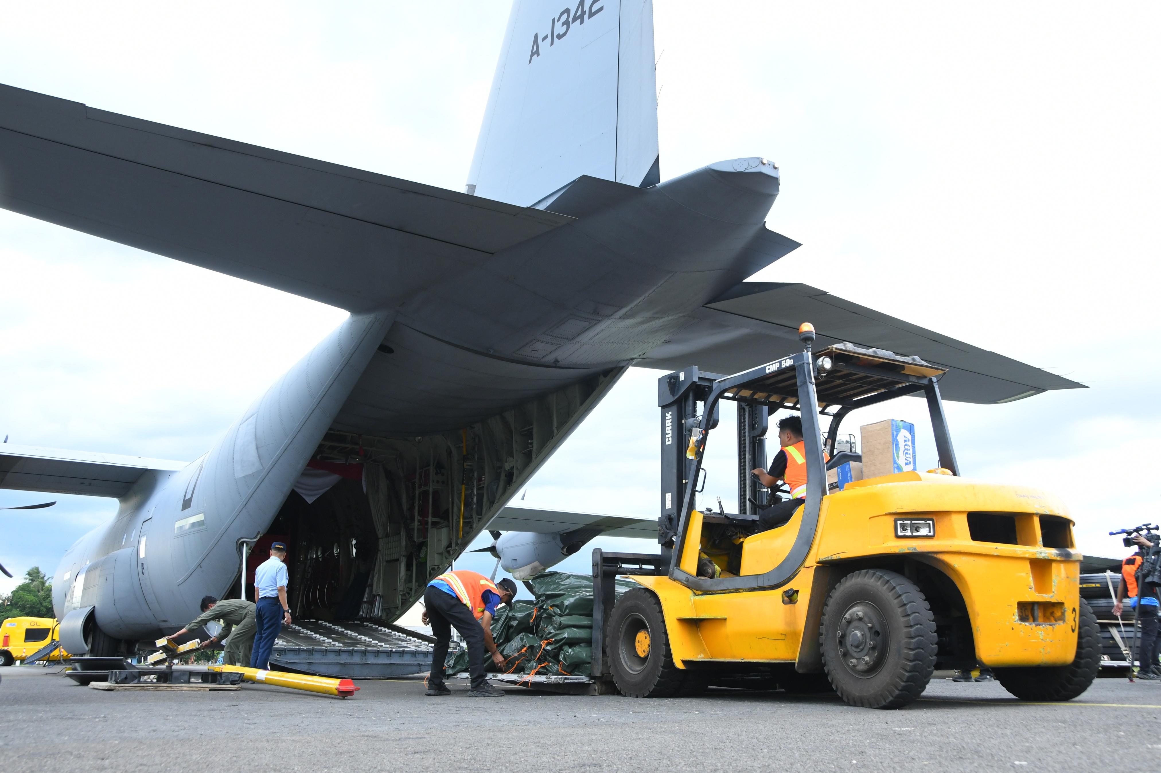 Bantuan kemanusiaan yang dikirim oleh Pemerintah Indonesia menggunakan Pesawat Hercules TNI AU mencapai angka 10,5 Ton. (TNI AU). - Image