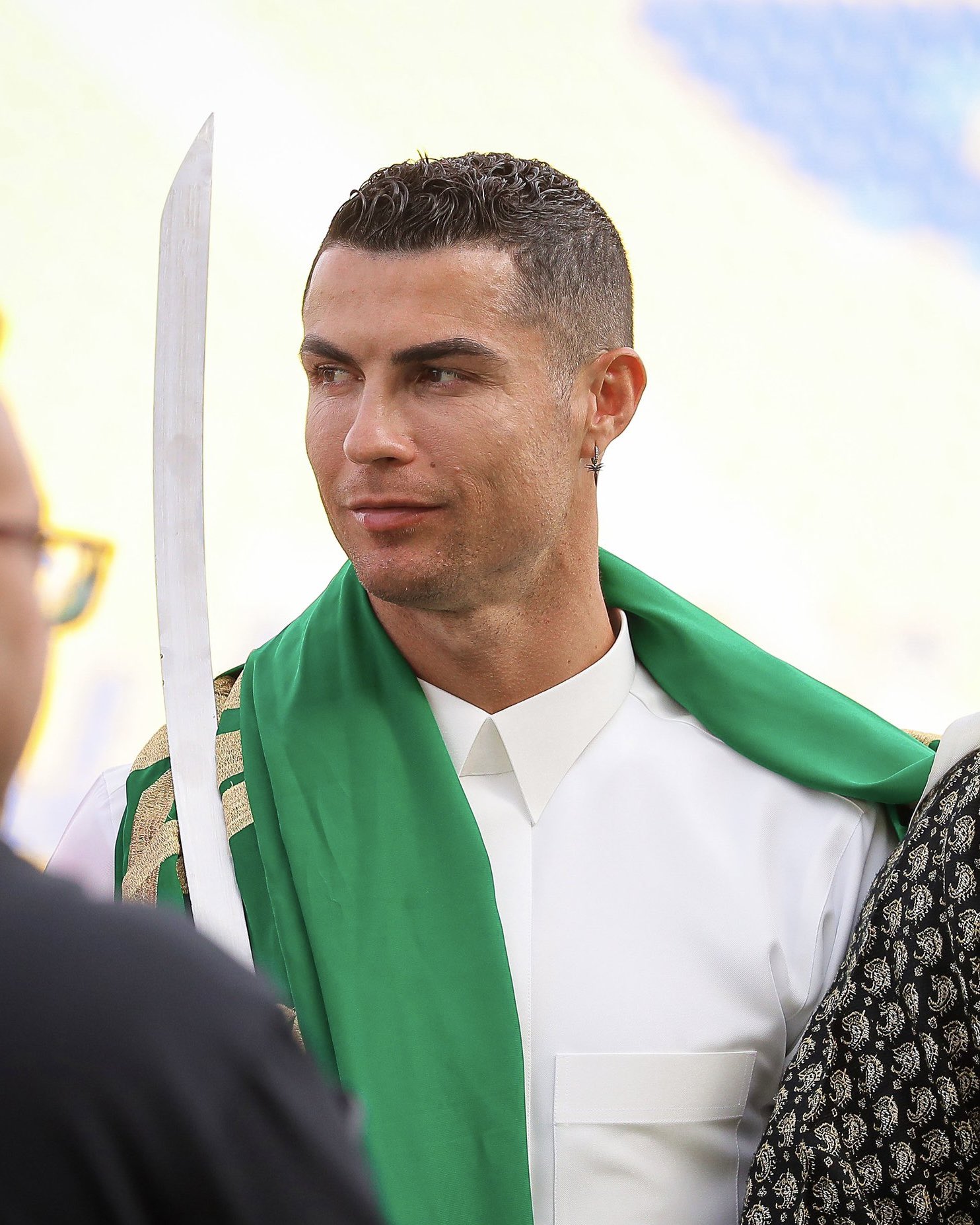 Cristiano Ronaldo dengan gamis putih dan sorban hijau memegang pedang. (x/@Cristiano) - Image