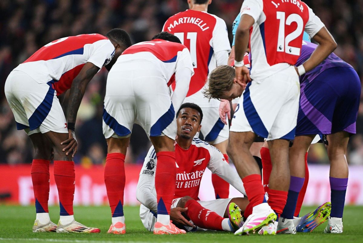 Bek Arsenal Gabriel Magalhaes mengalami cedera saat menghadapi Fulham. (X/@PremierLeague) - Image
