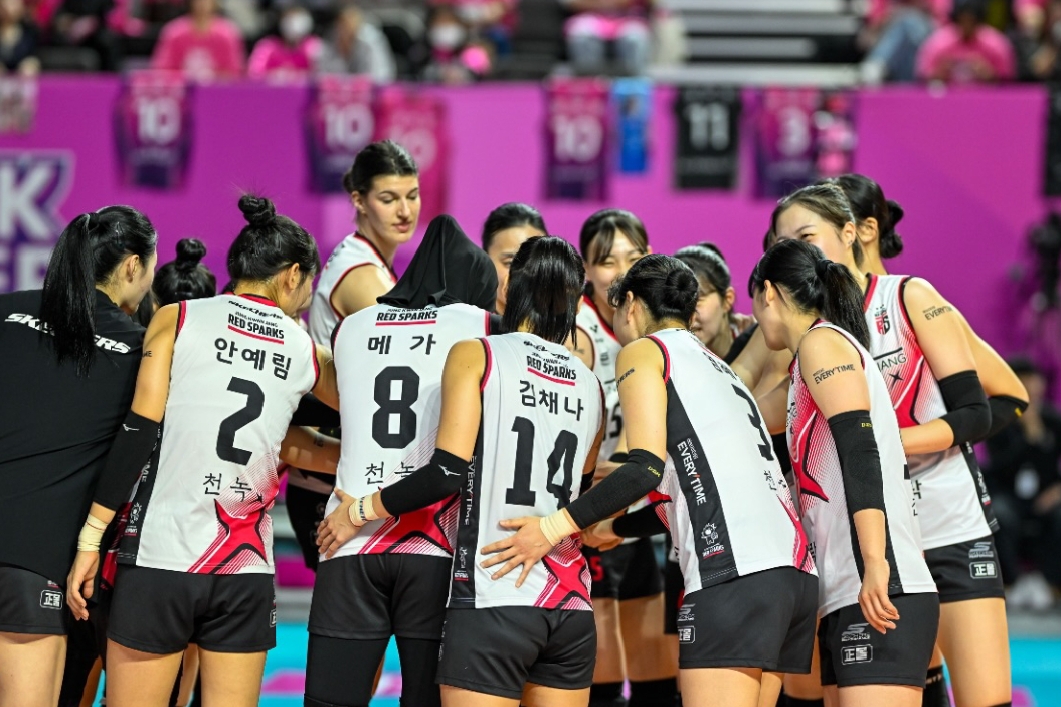 Red Sparks menelan kekalahan 2-3 dari Pink Spiders, setelah sempat unggul 2-0 pada leg kedua final Liga Voli Korea Selatan 2024/2025. (Dok: Instagram Red Sparks) - Image