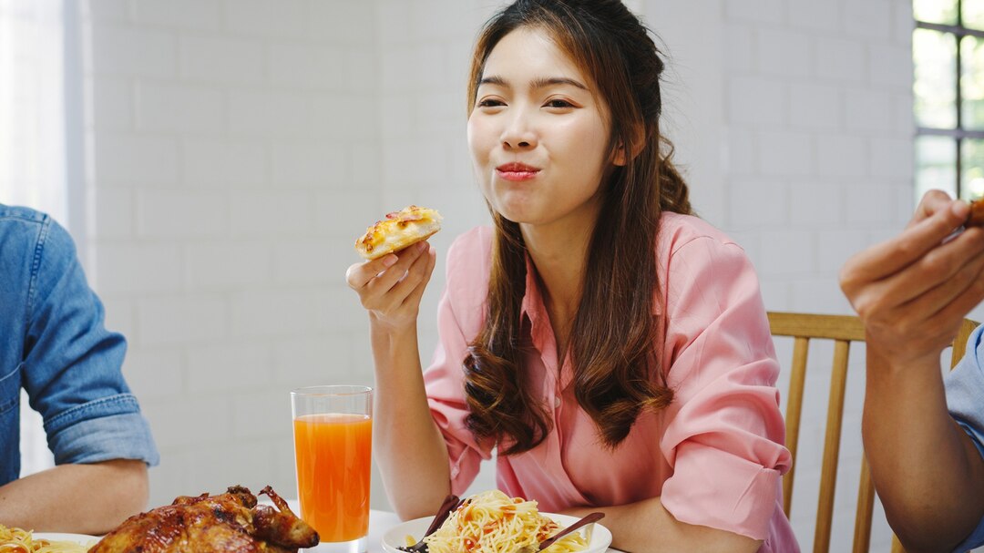 Ilustrasi seorang perempuan yang sedang menikmati makanan kegemarannya. (Freepik) - Image