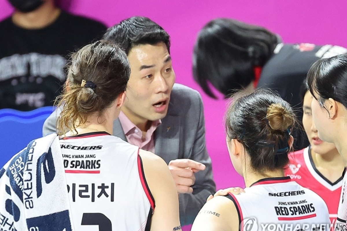 Pelatih Red Sparks Koh Hee-jin memberikan instruksi saat melawan Pink Spider, Rabu (2/4). (Yonhap) - Image