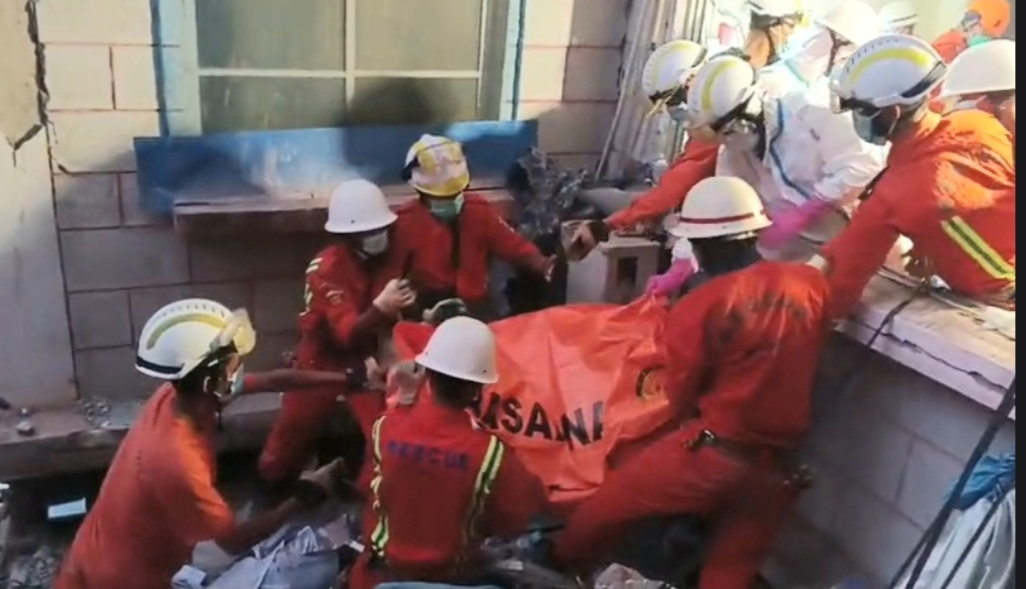Tim INASAR mengevakuasi jenazah korban reruntuhan akibat gempa di Myanmar. (Basarnas) - Image