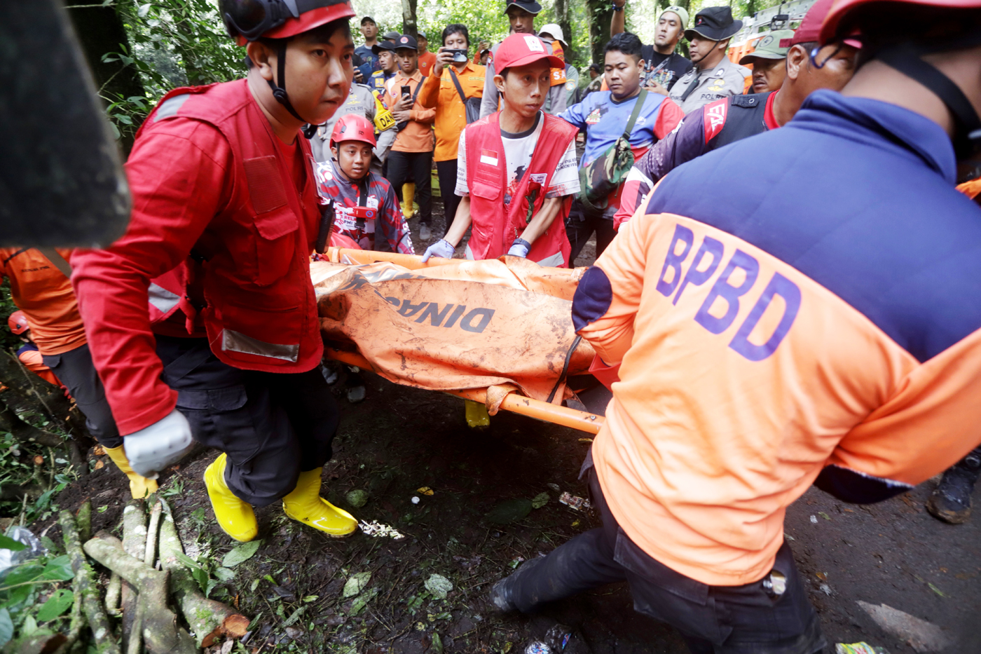 Tim Gabungan TNI-Polri dan Basarnas berusaha mengevakuasi korban yang tertimbun longsor didalam mobil di jalur Mojokerto-Malang di Cangar Pacet Mojokerto, Jumat (4/4/2025). (Sofan/ Jawa Pos Radar Mojokerto) - Image