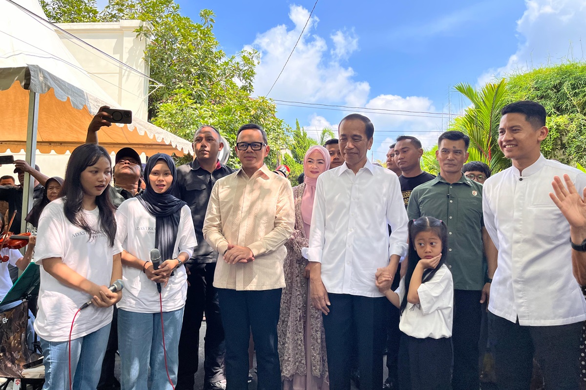 Wamendagri Bima Arya Sugiarto bersilaturahmi ke kediaman pribadi Presiden ke-7 Republik Indonesia (RI) Joko Widodo (Jokowi) di Kota Solo, Jawa Tengah, Kamis (3/4). (istimewa) - Image