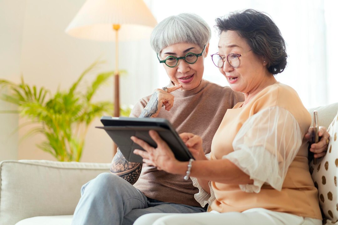 Ilustrasi lansia menggunakan tablet untuk berkomunikasi. (Freepik) - Image