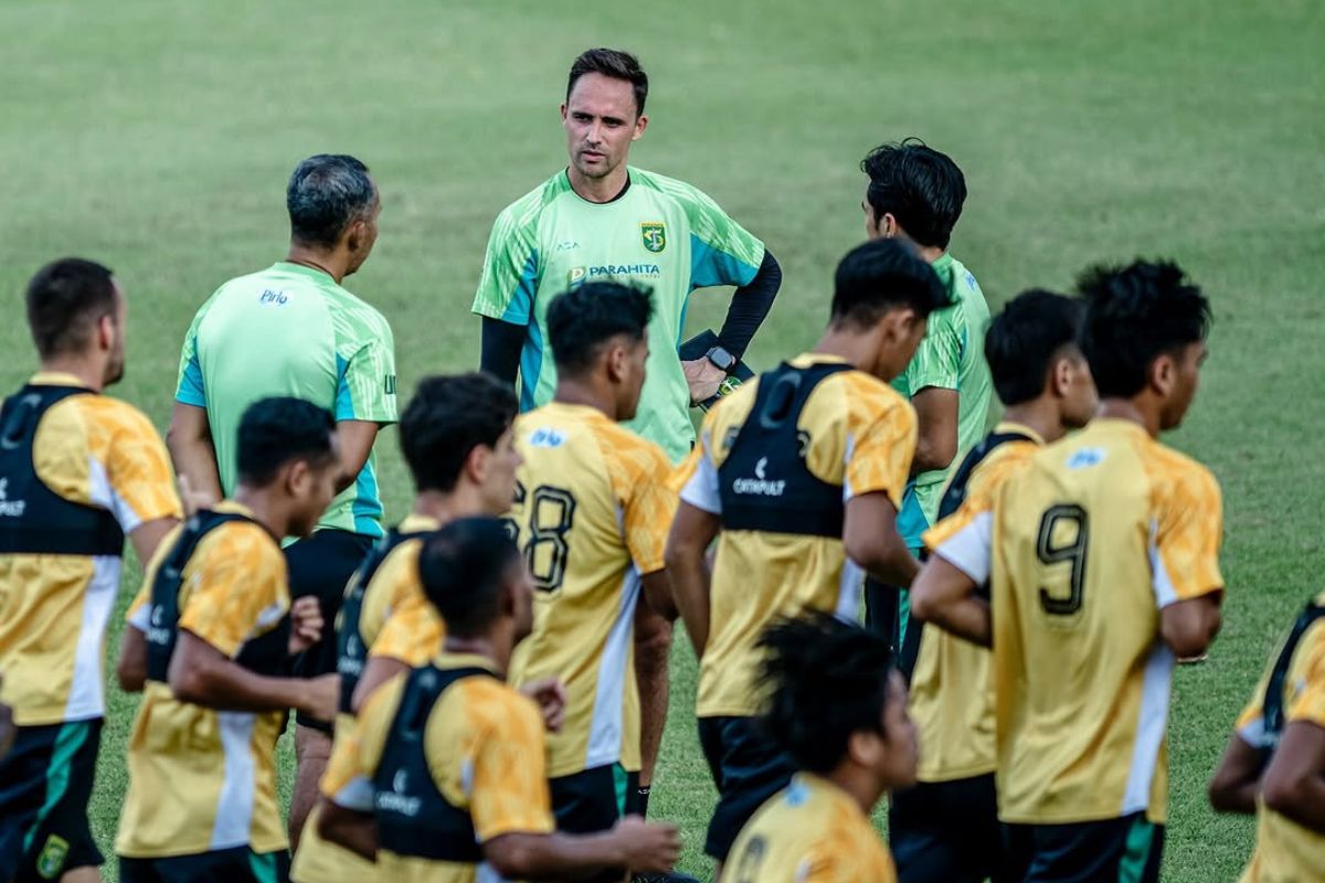 Paul Munster (tengah) saat memimpin latihan Persebaya Surabaya. (Media Persebaya) - Image