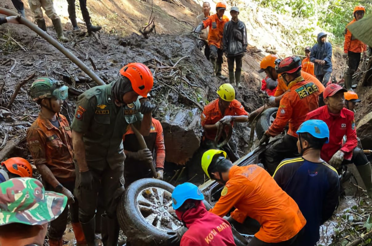 Proses evakuasi korban bencana longsor di Jalan Raya Pacet - Cangar. (Dokumentasi Kantor SAR Surabaya) - Image