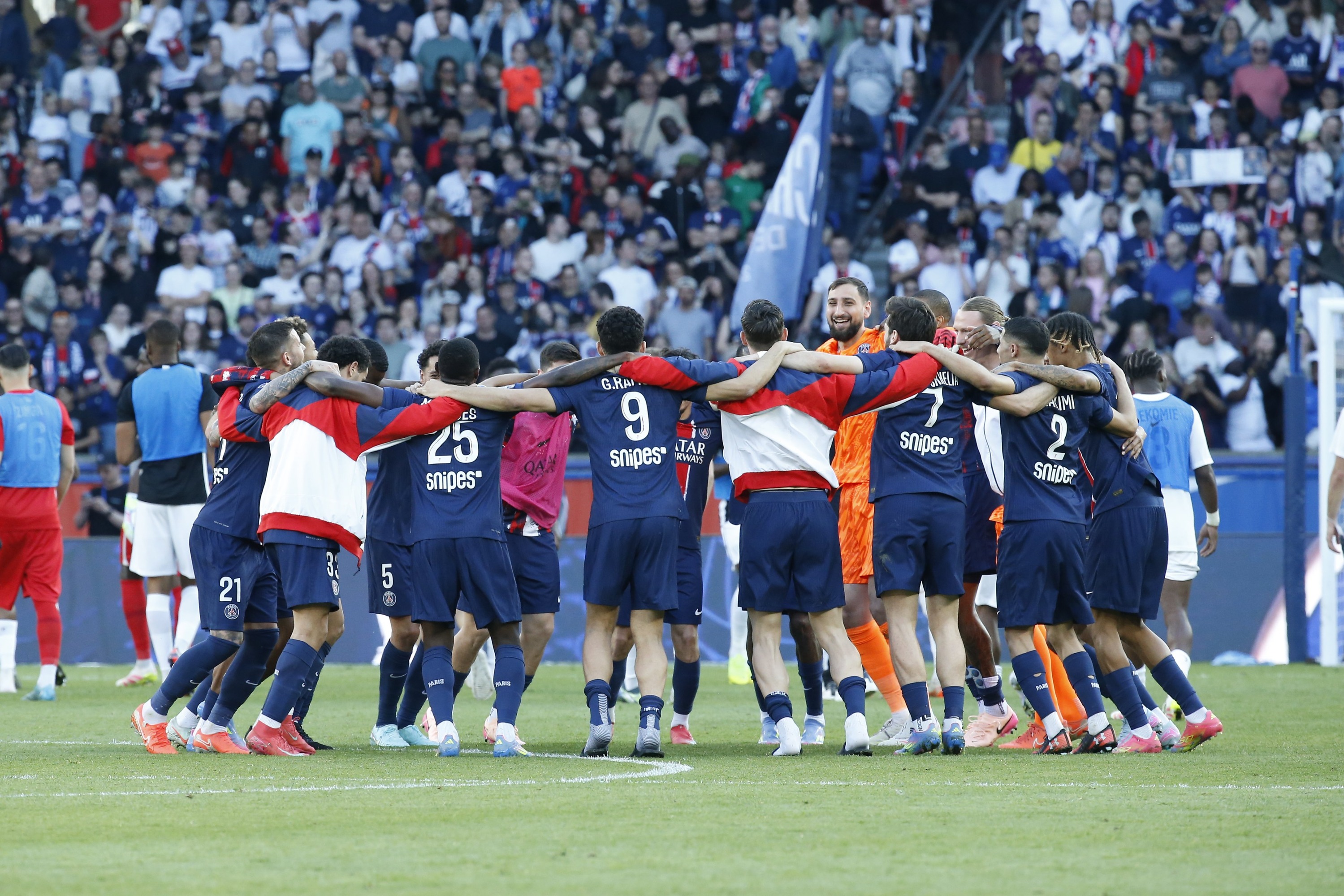 Perayaan PSG setelah juara Liga Prancis. (X/@PSG_Inside) - Image