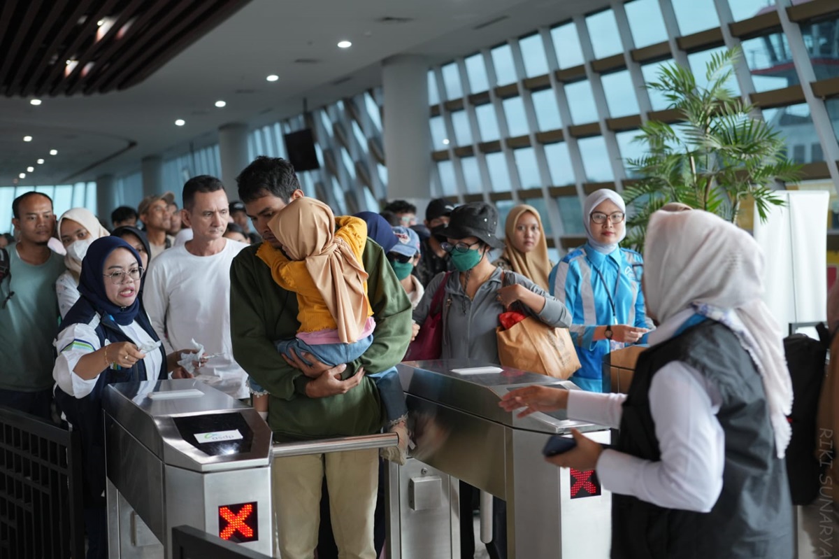 Hingga Sabtu (5/4), pukul 16.30 WIB, tercatat lebih dari 30 ribu orang telah melakukan reservasi untuk kembali ke Pulau Jawa dan jumlah ini diperkirakan terus meningkat hingga malam hari. (dok. ASDP) - Image