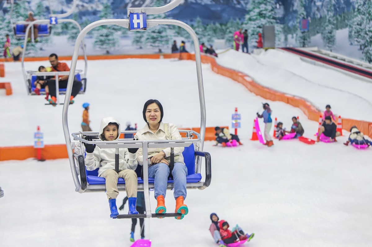 Suasana pengunjung nikmati wahana di Snow World Trans Icon Surabaya. (Riana Setiawan/Jawa Pos) - Image