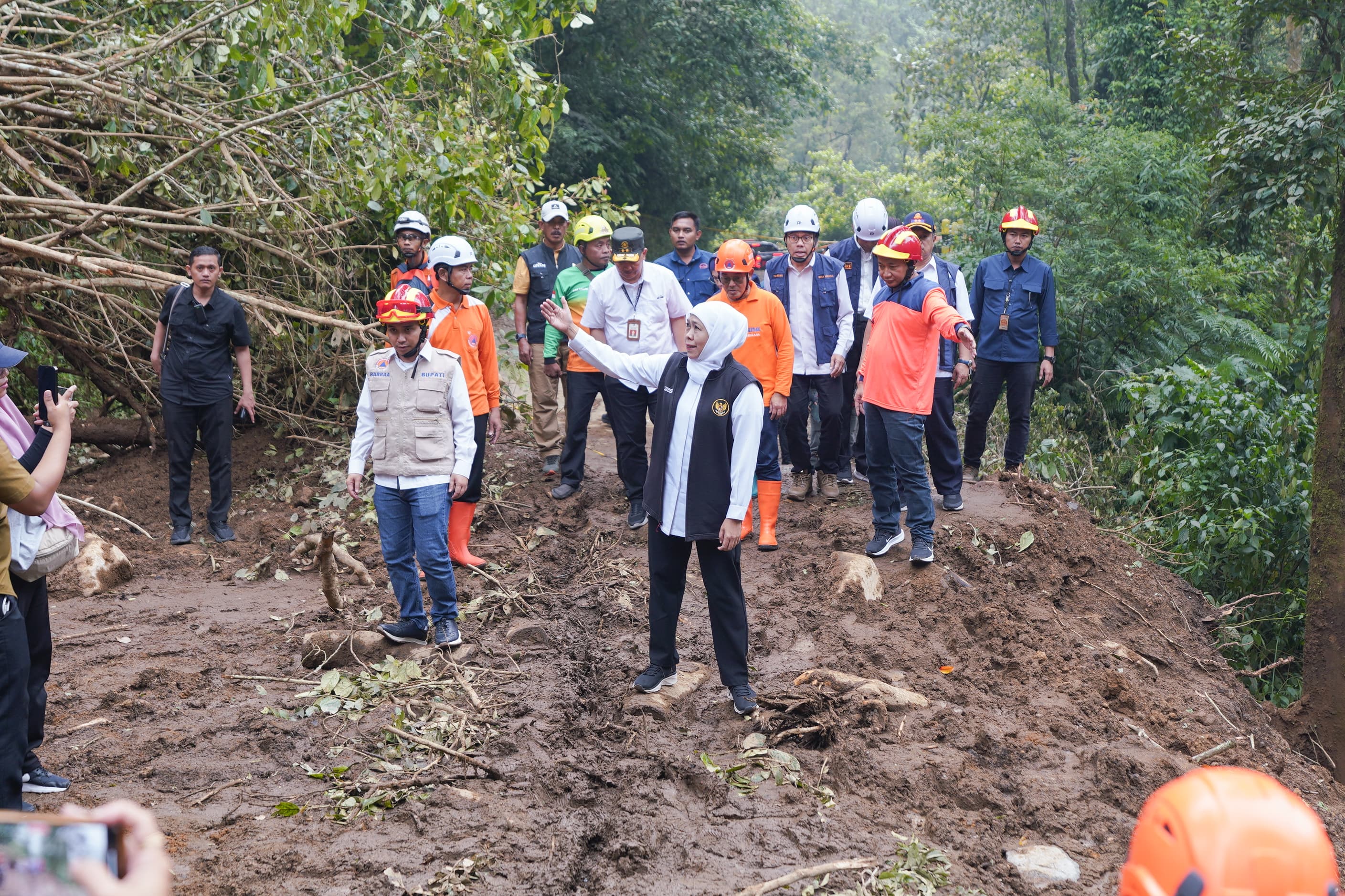 Gubernur Jawa Timur Khofifah Indar Parawansa meninjau lokasi longsor di Jalan Raya Pacet-Cangar Mojokerto yang menewaskan 10 orang. (Humas Pemprov Jatim) - Image