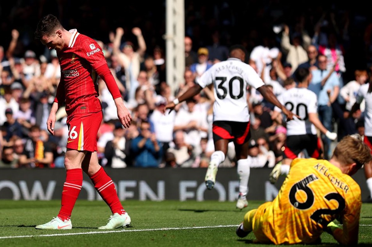 Penggawa Liverpool tersungkur saat pemain Fulham berhasil membobol gawang mereka. Sumber foto: (X/@PremierLeague) - Image