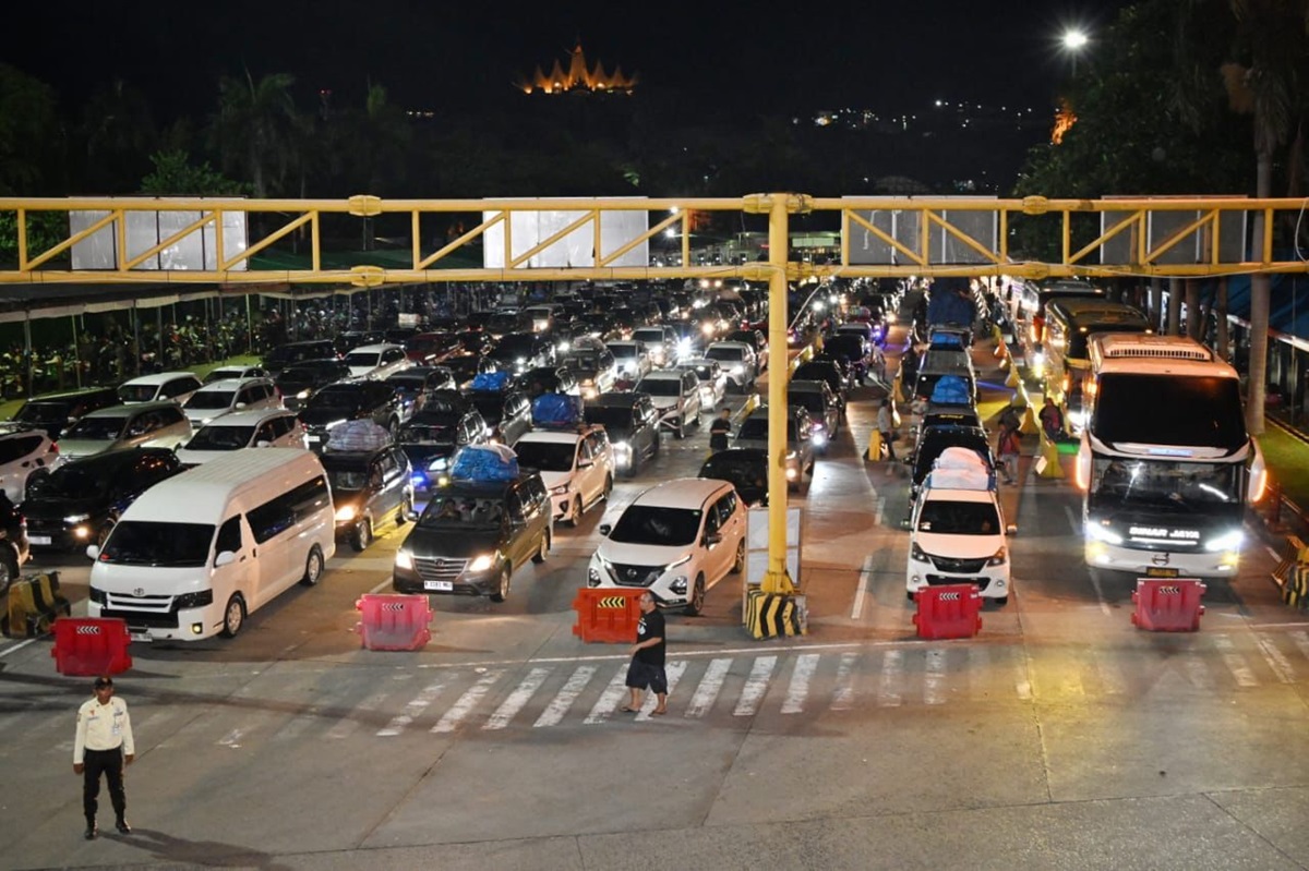 Menhub Dudy Purwagandhi melakukan peninjauan di Pelabuhan Bakauheni, Minggu malam (6/4). - Image