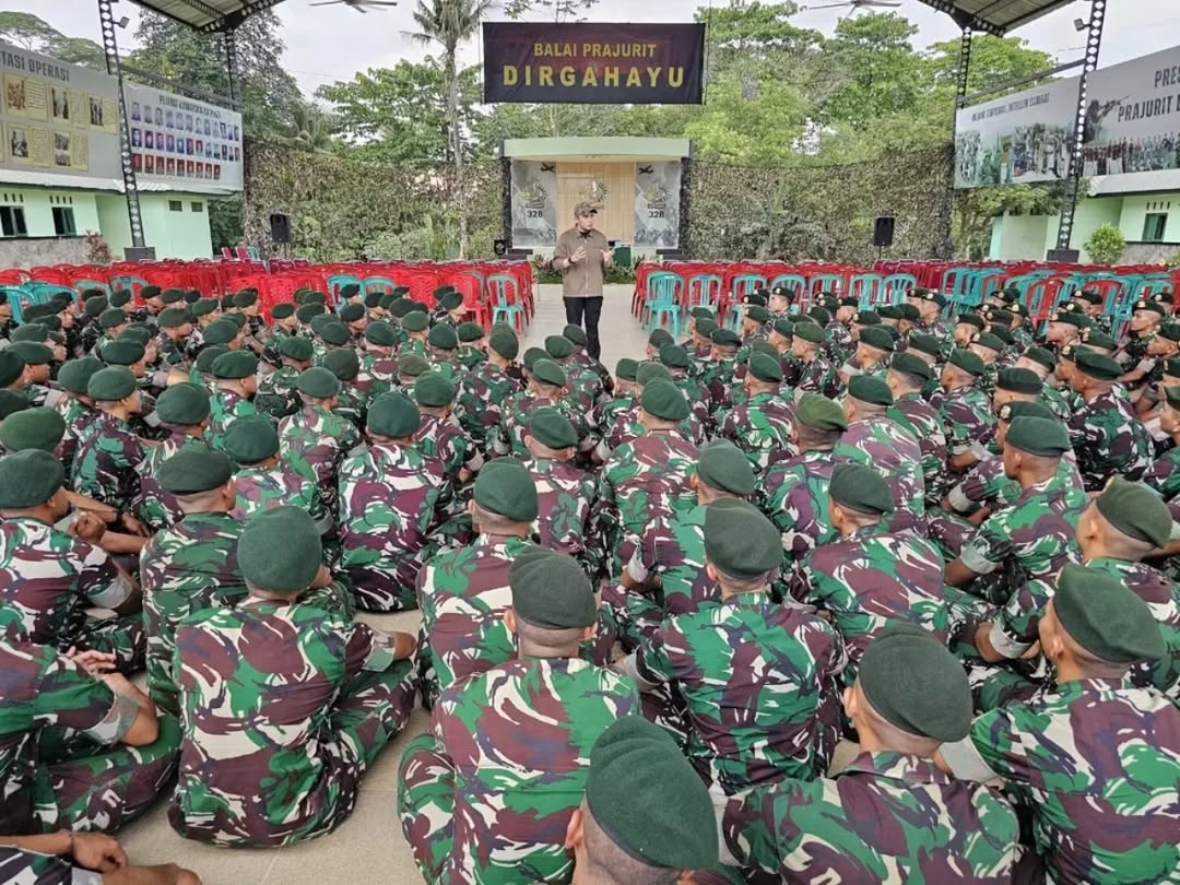 Seskab Letkol Infanteri Teddy Indra Wijaya bersama Komandan Yonif 328/Dirgahayu Letkol Infantri Ade Kurniawan meresmikan fasilitas baru di Yonif 328/Dirgahayu pada Minggu (6/4). - Image