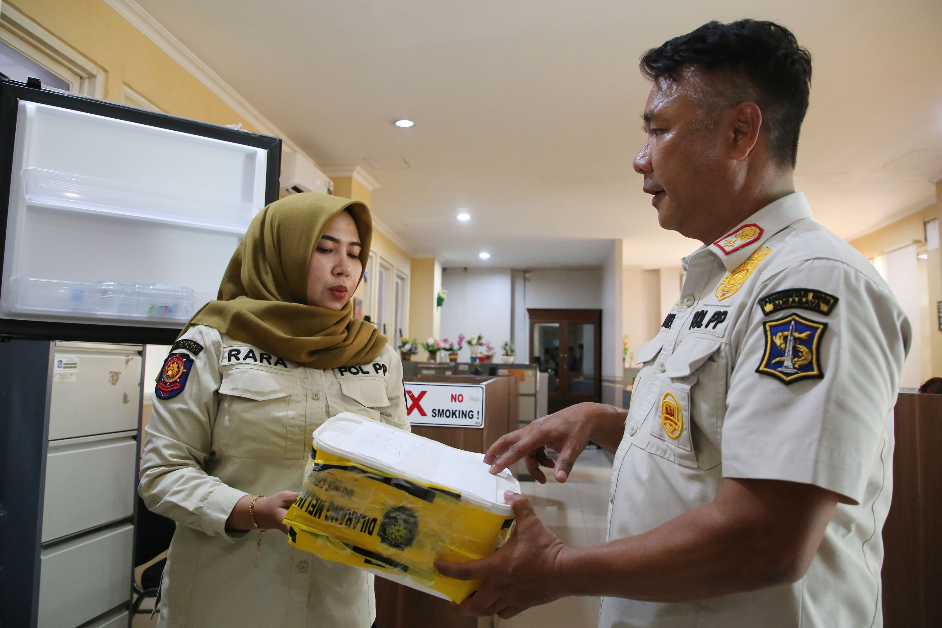 Satpol PP Kota Surabaya menyerahkan sampel es krim diduga beralkohol ke BPOM. (Humas Pemkot Surabaya) - Image