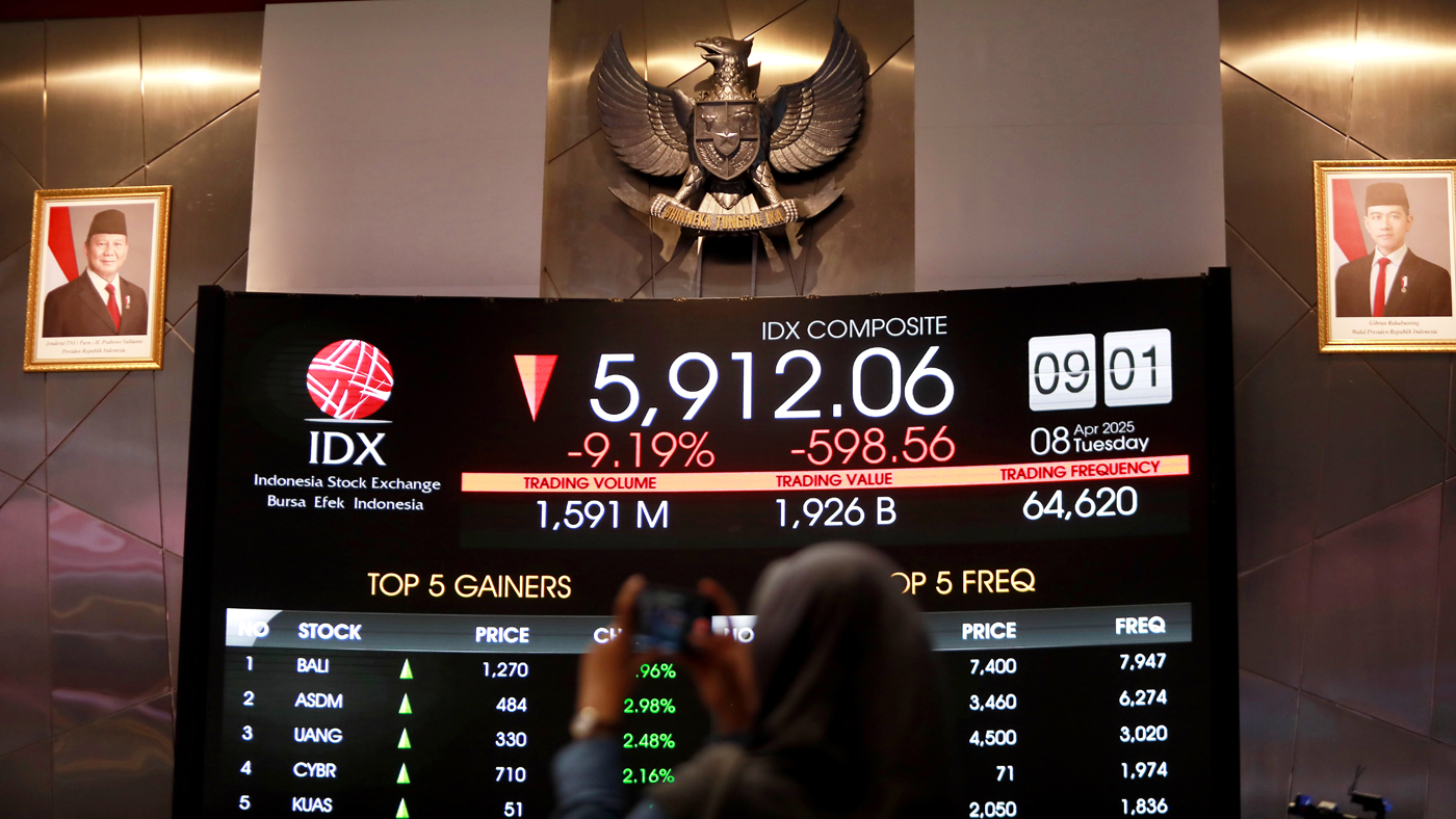 Pengunjung mengamati layer digital pergerakan Indeks Harga Saham Gabungan (IHSG) di Bursa Efek Indonesia (BEI), Jakarta, Selasa (8/4/2025). (Dery Ridwansah/ JawaPos.com) - Image
