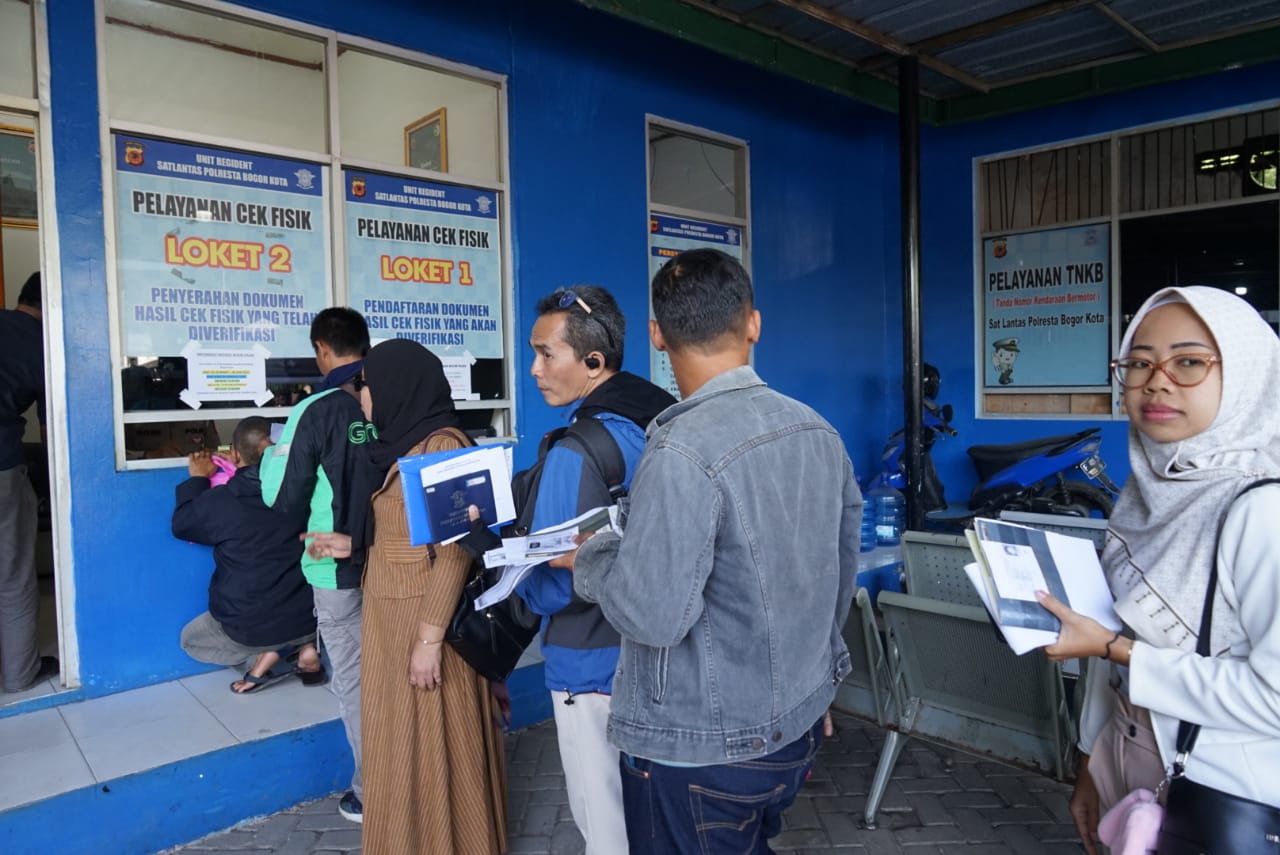 Ilustrasi warga antre bayar pajak kendaraan di Samsat Kota Bogor. (Sofyansyah/Radar Bogor) - Image