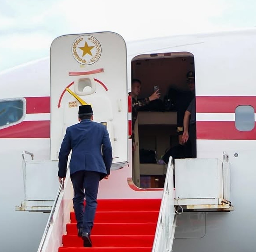 Asisten pribadi (Aspri) Presiden Prabowo Subianto, Agung Surahman saat dijemput Pesawat Kepresidenan RI. - Image