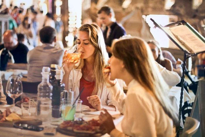 Ilustrasi tujuh perilaku yang biasanya ditunjukkan oleh orang-orang yang melupakan sarapan pagi dan langsung makan siang. (Pexels/Andrea Piacquadio) - Image