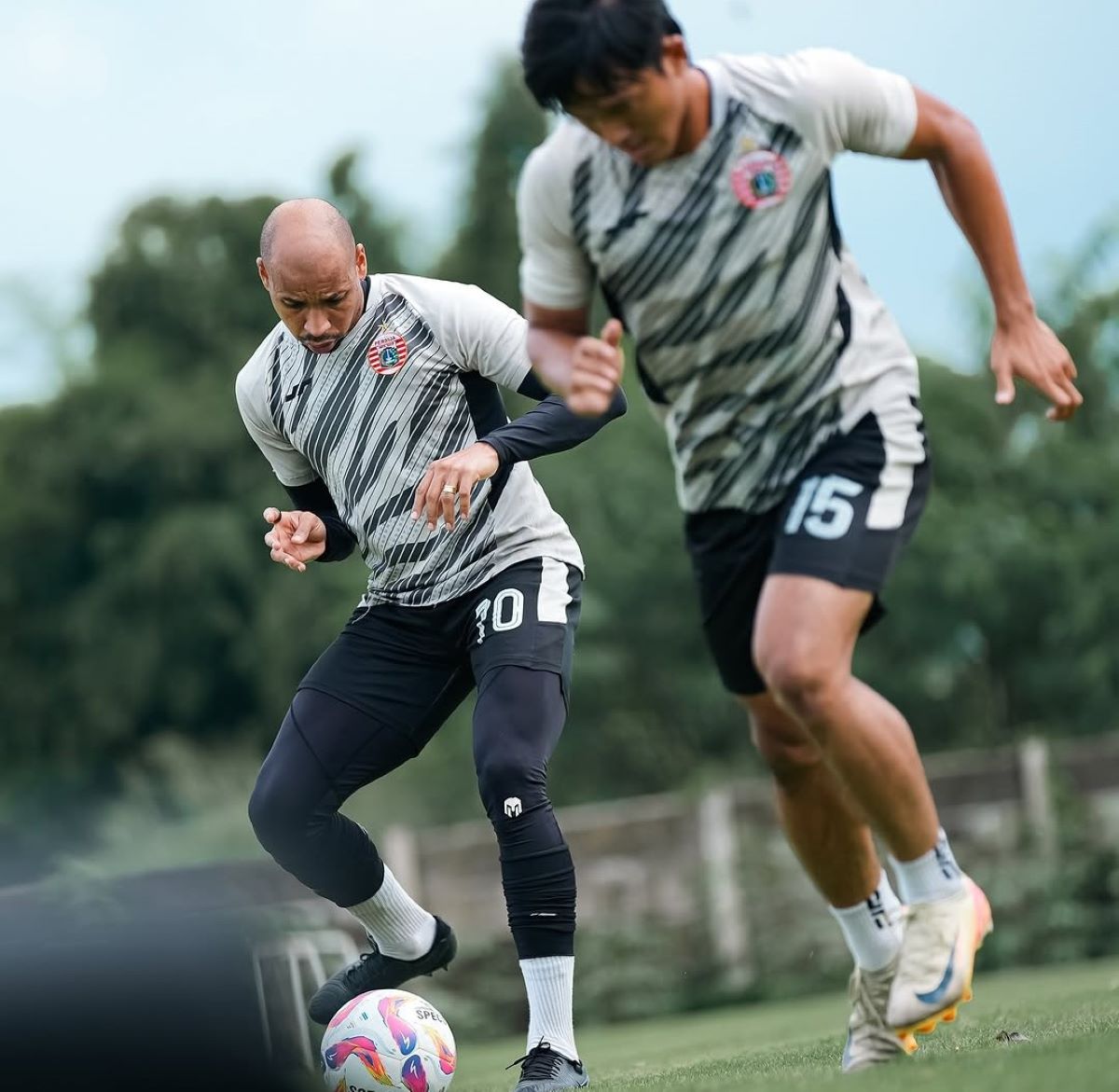 Pemain Persija tengah menjalani sesi latihan persiapan melawan Persebaya. (Dok. Persija) - Image