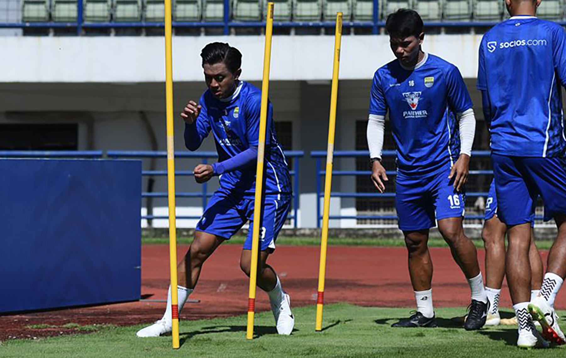 Febri Hariyadi kembali merumput dalam sesi latihan Persib di GBLA. (Dok. Persib) - Image