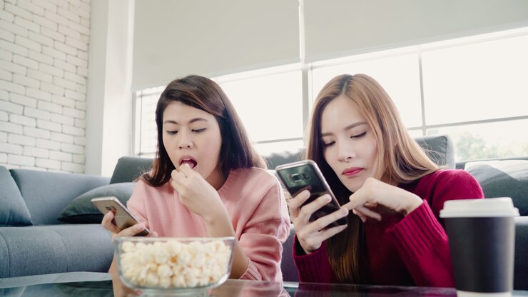 Ilustrasi orang yang suka menggulir daftar film Netflix. (Freepik) - Image