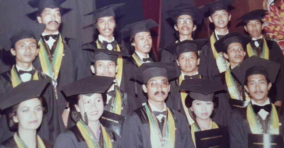 Seorang pria mirip Joko Widodo (Jokowi) kenakan toga wisuda UGM. (Istimewa). - Image