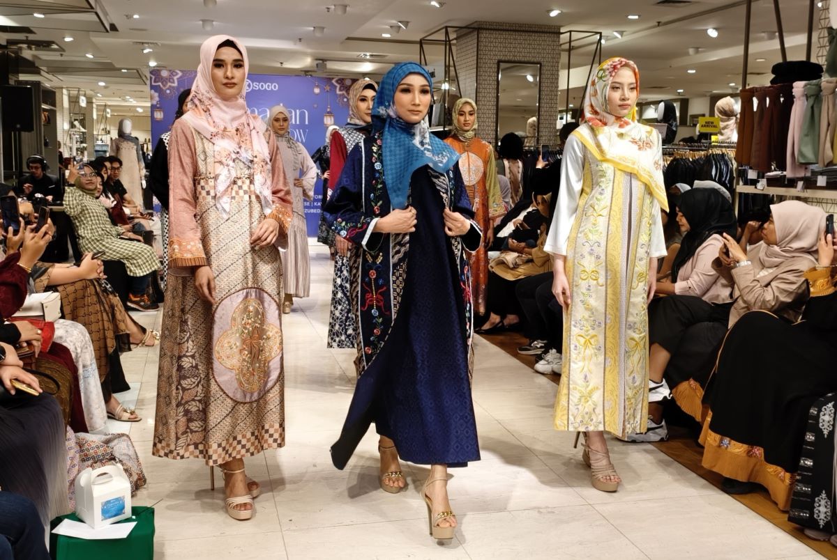 Penggunaan bahan dalam industri fashion muslim atau modest wear jadi salah satu nilai penting agar pakaian nyaman digunakan. (Retno Dyah/Jawa Pos) - Image