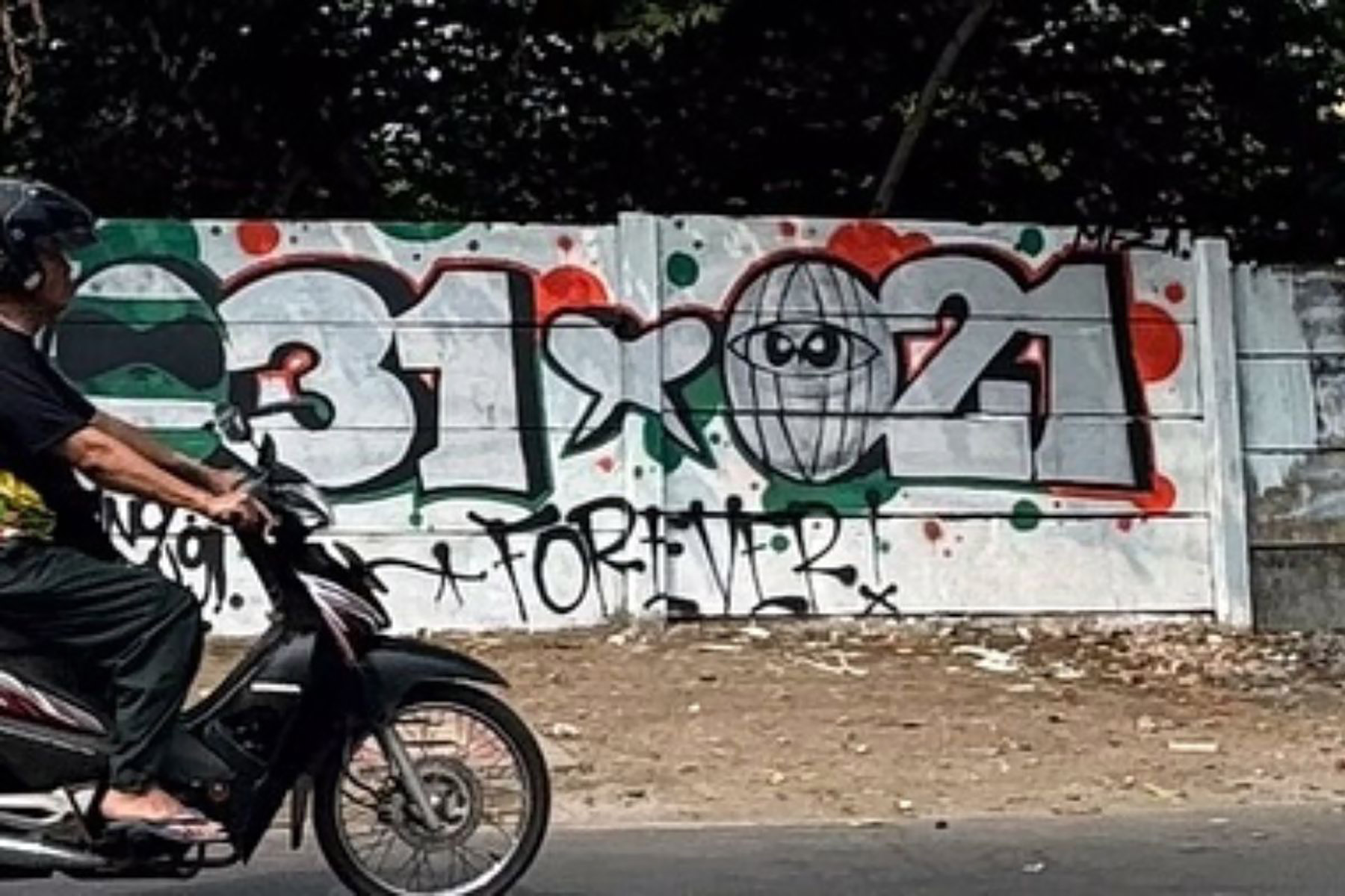 Bonek dan Jakmania tunjukkan persaudaraan jelang laga Persija Jakarta vs Persebaya Surabaya. (Media Persebaya) - Image