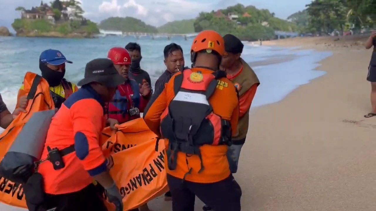 Proses evakuasi jenazah santri yang terseret arus di Pantai Balekambang, Kecamatan Bantur, Kabupaten Malang. (Basarnas Surabaya) - Image